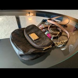 KORS signature crossbody with gold hardware. CUTE